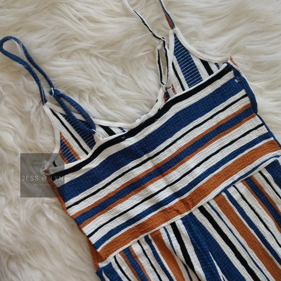 🆕 Striped Jumpsuit w/Keyhole Detail - Picture 10 of 17